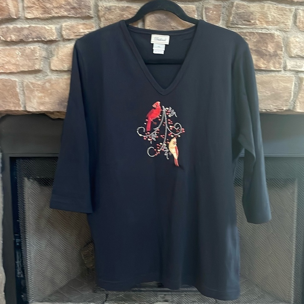 Distinct black V-neck t shirt with red and yellow cardinal design. Size XL